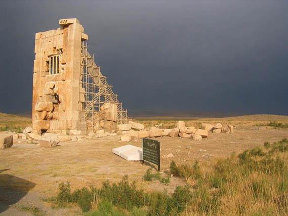 مقبره کمبوجیه (زندان سلیمان) - جاهای دیدنی مرودشت